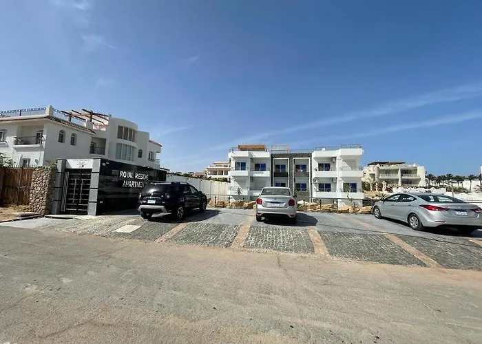 Beautiful 3-bedroom On The Ground Floor With Personal Backyard Area And Terrace With Direct Pool Access And Pool View *