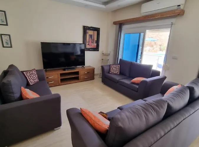 Beautiful 3-bedroom On The Ground Floor With Personal Backyard Area And Terrace With Direct Pool Access And Pool View Apartment *