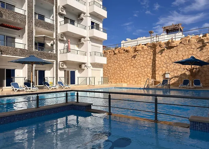 Beautiful 3-bedroom On The Ground Floor With Personal Backyard Area And Terrace With Direct Pool Access And Pool View Apartment *